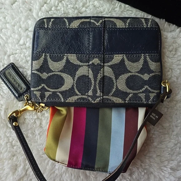 Coach DENIM LEGACY Wristlet With Hangtag And Gold COIN RARE EUC - Picture 4 of 17